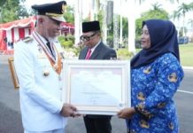 Masih Ingat? Bidan yang Viral Seberangi Sungai, Dapat Penghargaan di HUT ke-80 RI