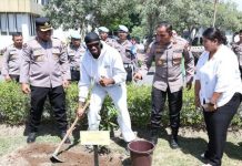 Rapper Melly Mike Tanam Pohon di Polda Riau, Beri Pesan Melindungi Bumi