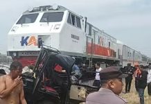 2 Orang Meninggal, KA Tawang Jaya Tabrak Mobil Pikap di Cirebon