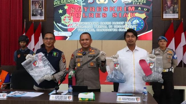 polres-siak-mengungkap-pembunuhan-pria-yang-dikubur-dan-terbungkus-terpal-1761892137635_169