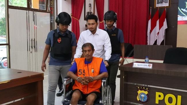 tampang-ikhsan-44-pembunuh-pria-yang-jasadnya-dikubur-dan-dibungkus-terpal-di-siak-riau-1761905641256_169