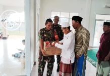 Jumat Berkah, Koramil 03/Sungai Sembilan Berbagi Sedekah kepada Masyarakat