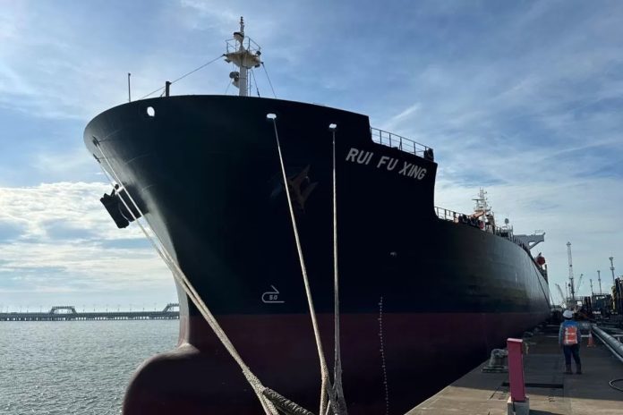 APICAL Group Lakukan Ekspor Perdana Produk Turunan CPO Berangkat dari Pelabuhan Kijing