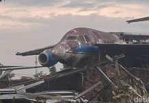 Sayap Pesawat Nyangkut di Atap Rumah Setelah Diempas Puting Beliung