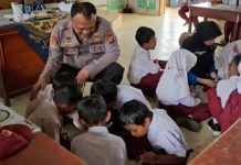 Hari Pertama Sekolah Pasca Bencana, Tim Trauma Healing Polda Riau Dampingi Anak SD Agam