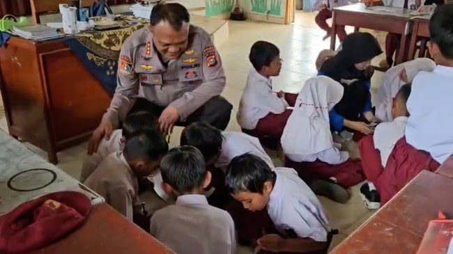 tim-trauma-healing-polda-riau-mendampingi-muri-sd-di-palembayan-agam-di-hari-pertama-masuk-sekolah-pascabencana-galodo-1765193119655_169