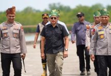 Kapolda Riau Didampingi Rocky Gerung Tinjauan Langsung Hotspot di lDumai