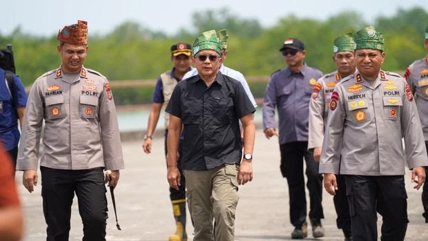 kapolda-riau-irjen-herry-heryawan-kembali-melninjau-lokasi-karhutla-kali-ini-dia-didampingi-rocky-gerung-memadamkan-kebakaran--1774605780999_169